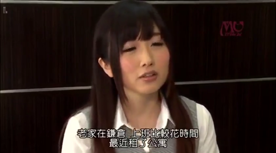 室内 · 脸部特写 · 灰色背心 · 中文字幕 · 正在说话