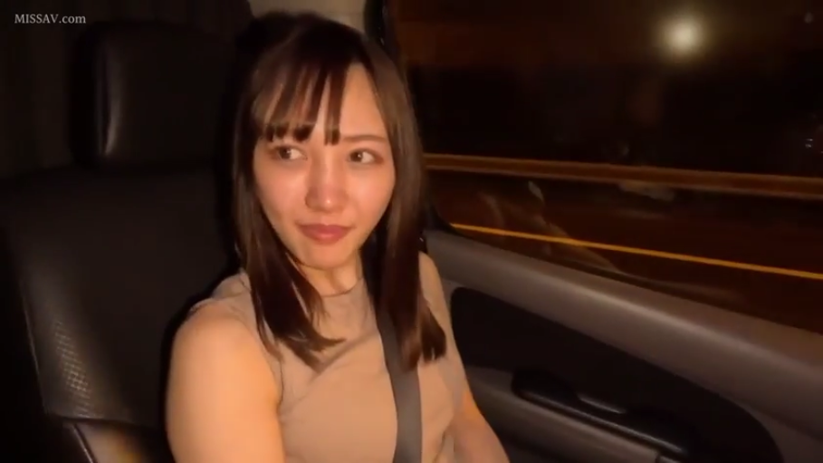 上半身中景 · 浅色背心 · 安全带 · 汽车后座 · 夜间场景 · 神情警觉