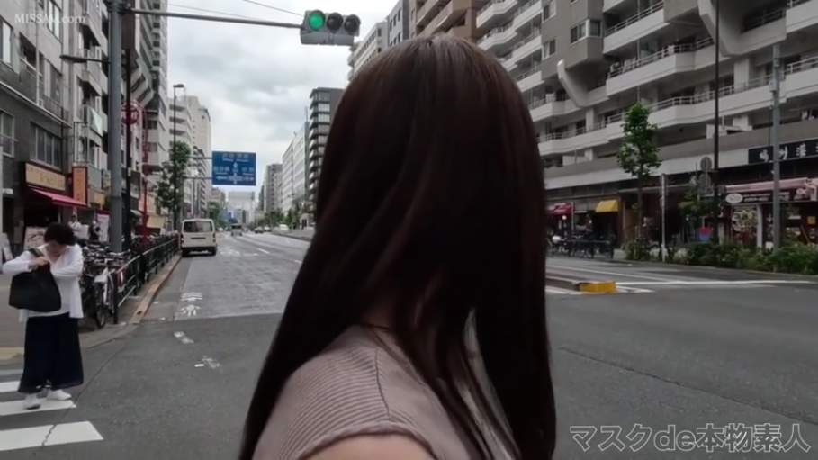 街景 · 不可见 · 日本街道 · 浅色针织上衣 · 女性背影及长发