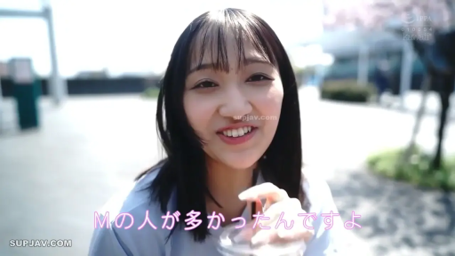 脸部特写 · 户外 · 浅蓝色上衣