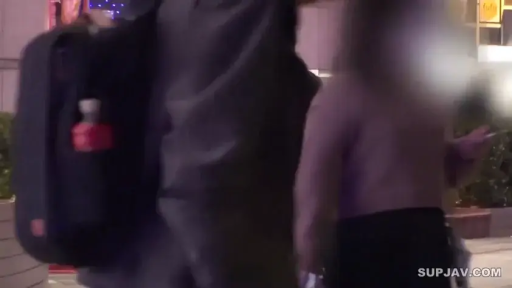 行走 · 偷拍视角 · 模糊 · 双肩背包 · 休闲外套 · 夜晚街道 · 中景背影 · 街头尾随