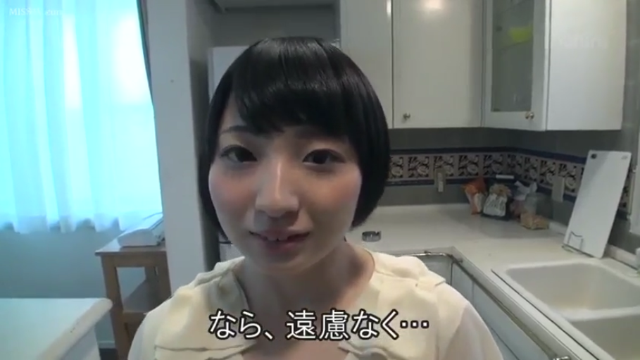 脸部特写 · 微笑 · 厨房 · 日语字幕 · 浅色上衣