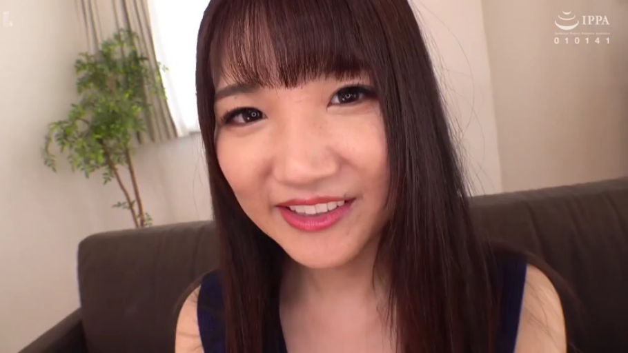 房间 · 脸部特写 · 微笑 · 无袖上衣
