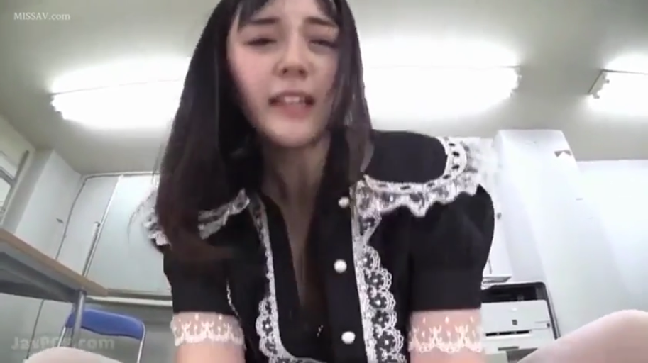 脸部特写 · 办公室 · 嘴部微张 · 女仆装 · 低视角拍摄 · 口交
