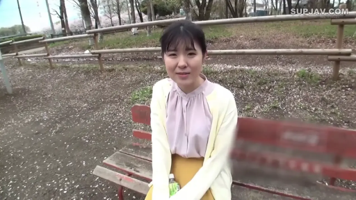 坐姿 · 中景 · 微笑 · 交流 · 针织衫 · 公园 · 长椅