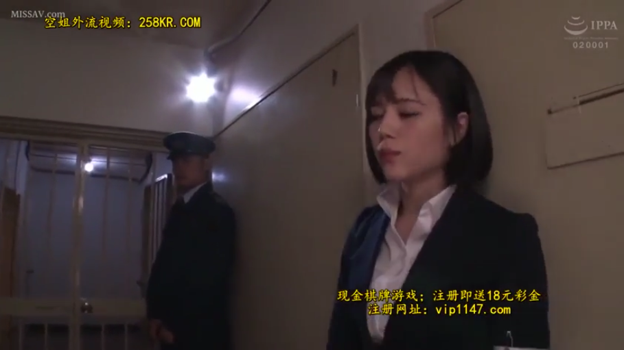 昏暗灯光 · 保安制服 · 室内走廊 · 略显严肃 · 女性面部特写 · 保安帽