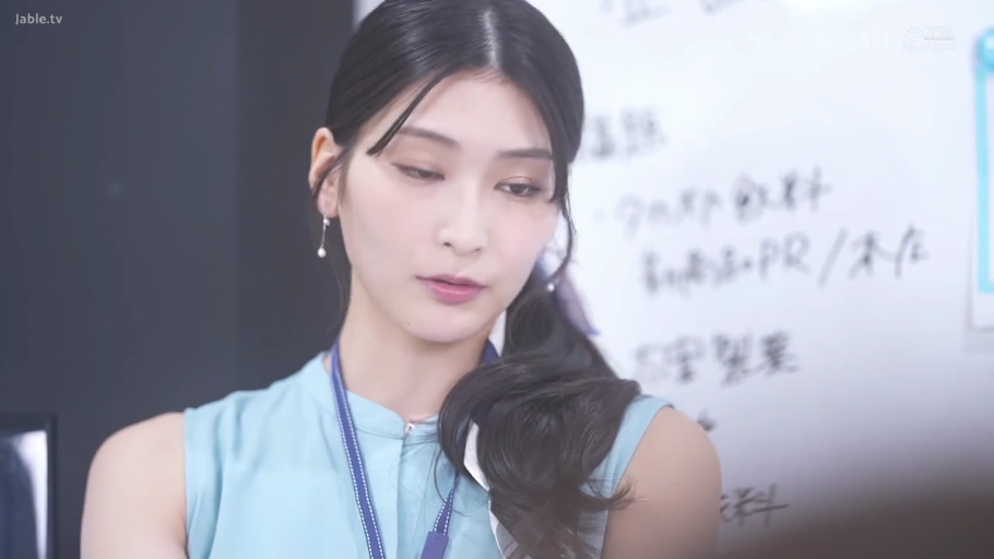 忧郁 · 办公室 · 站立 · 注视 · OL · 头部特写 · 工牌 · 浅蓝色无袖上衣