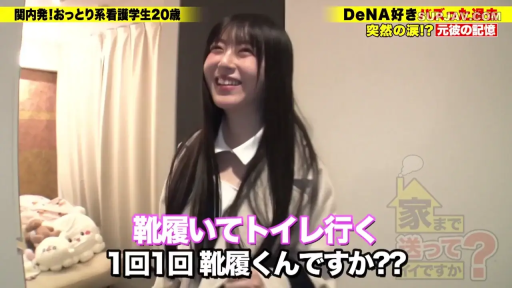 室内 · 站立 · 中景 · 外套 · 谈话 · 笑容 · 日语字幕 · 玩偶