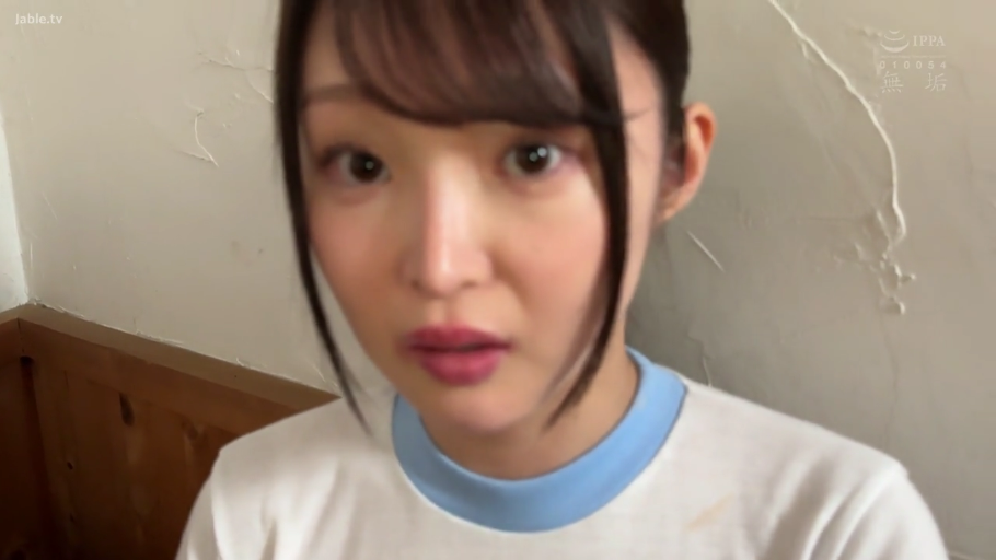 室内 · 微张嘴 · 五官特写 · 淡蓝色领口