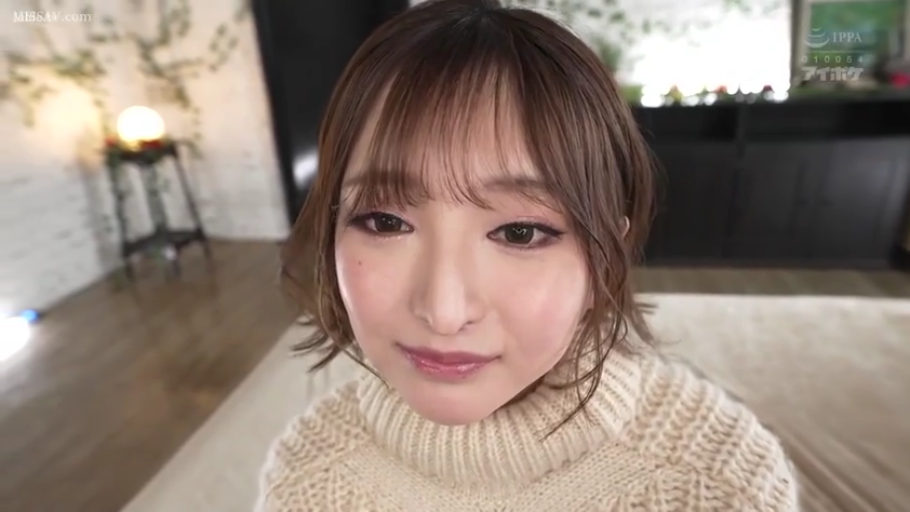 室内 · 坐姿 · 脸部特写 · 微笑 · 注视 · 高领毛衣 · 长发