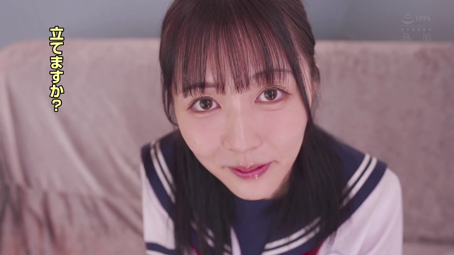 沙发 · 脸部特写 · 水手服 · 带点挑逗感