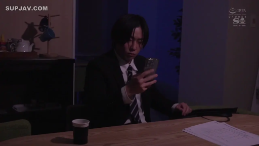 专注 · 深色西装 · 室内客厅 · 办公纸张 · 暗光环境 · 男子面部特写