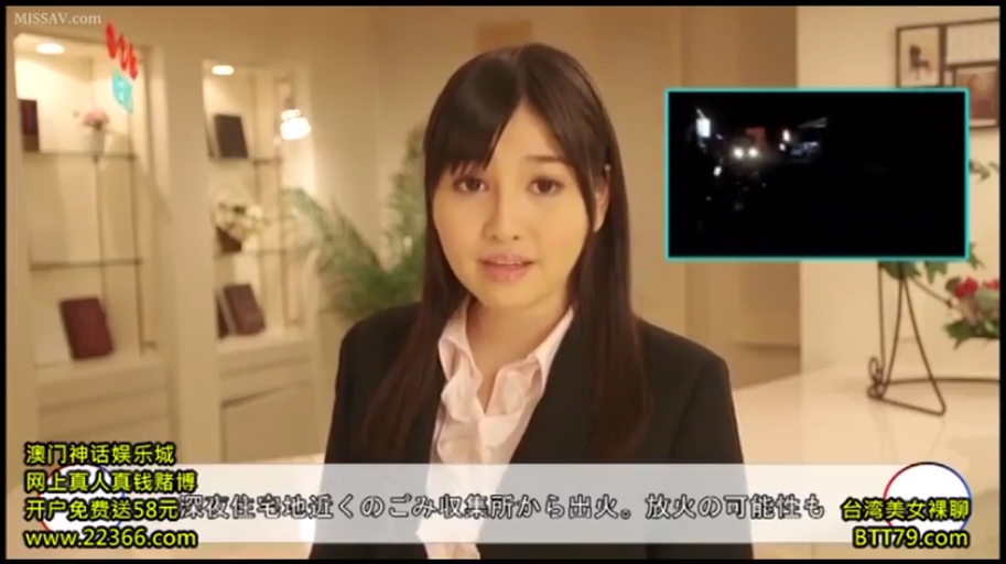 职业微笑 · 上半身特写 · 浅色衬衫 · 新闻演播室 · 新闻演播室背景 · 底部有滚动广告