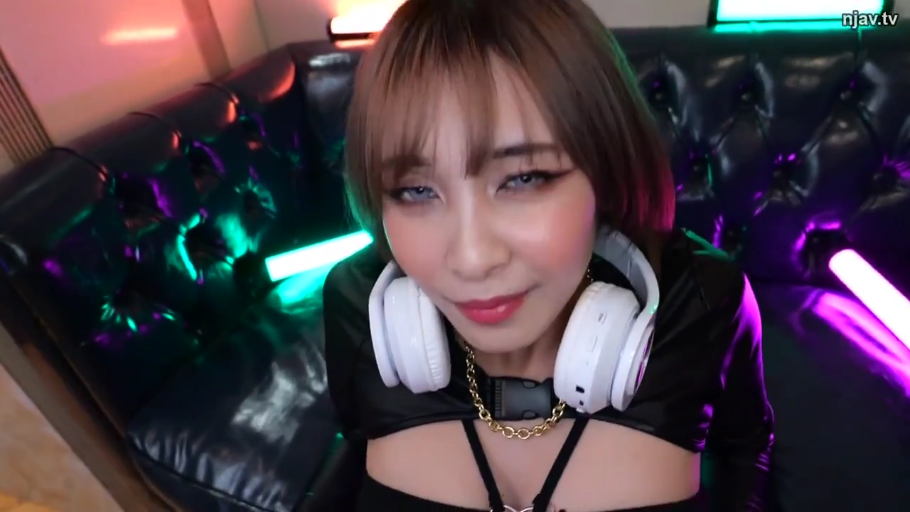 室内 · 面部特写 · 黑色露胸装