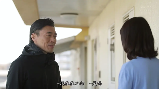 站立 · 中景 · 微笑 · 对话 · 黑色连帽衫 · 室外走廊 · 剧情截图