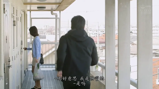 公寓走廊 · 字幕显示对话内容 · 男子身穿黑色连帽外套