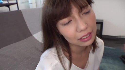 嘴角精液特写 · 高潮后满足 · 白いTシャツ · 室内リビング · 口交结束 · 嘴角有精液痕迹