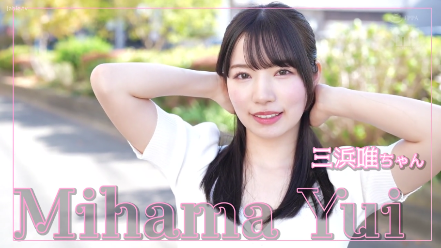 室内 · 坐姿 · 微笑 · 皮沙发 · 紫色格纹吊带 · 躯干特写 · 休息 · 明亮