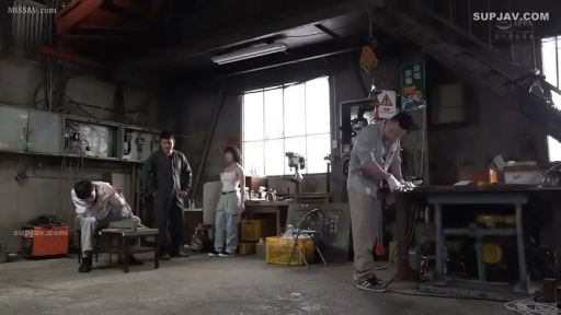 站立 · 全景 · 工作服 · 观看 · 机械 · 车间