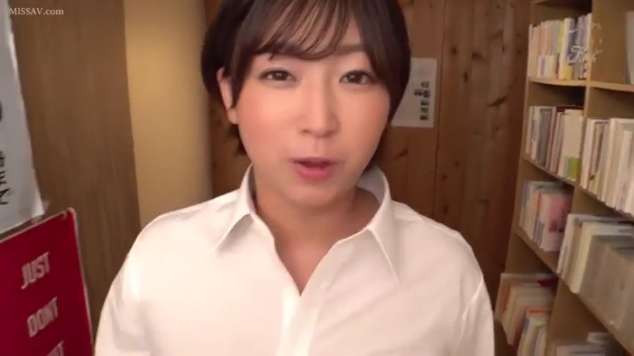 室内 · 脸部特写 · 白衬衫 · 书架 · 短发 · 正面对镜 · 自然平和 · 对视说话