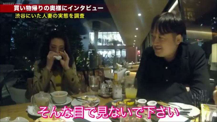 餐厅 · 男性侧脸 · 画面带有日语字幕 · 女性害羞遮脸 · 男性穿黑色立领衬衫