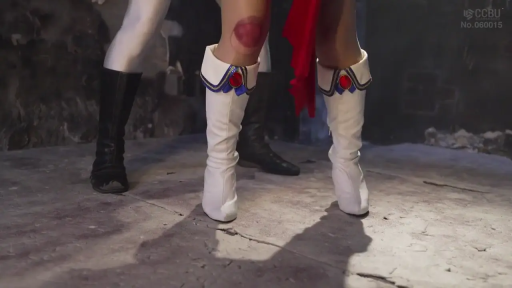 鞋子特写 · 室内暗处 · 红色披风或裙摆 · 战斗服 · 膝盖处有红色圆形印记