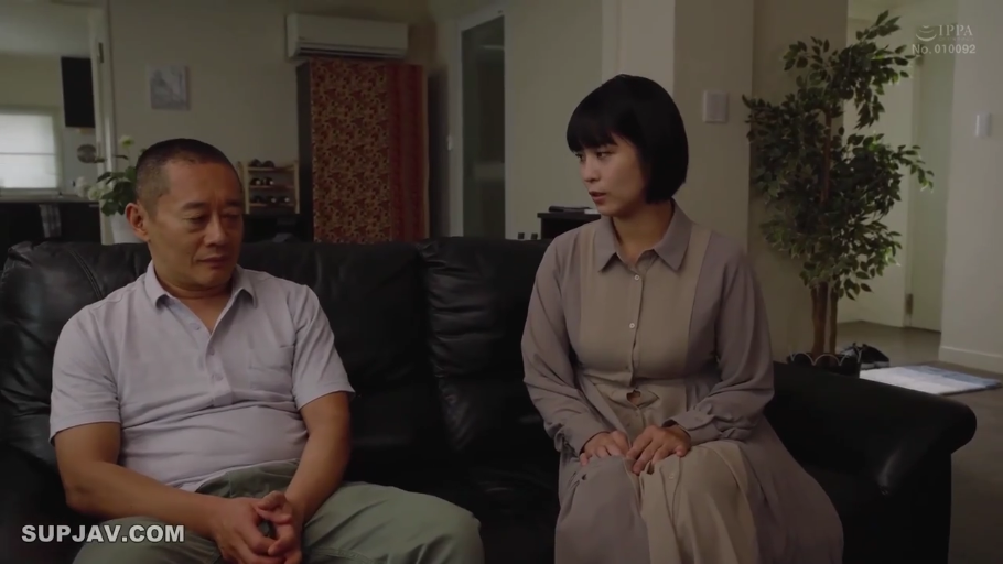 客厅 · 人物半身特写 · 女性侧头注视男性 · 男性穿浅灰色翻领短袖T恤