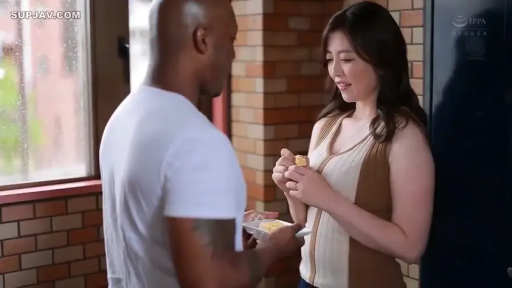 交谈 · 中景 · 微笑 · 走廊 · 面对面站立 · 无袖上衣 · 黑白配 · 食物盒