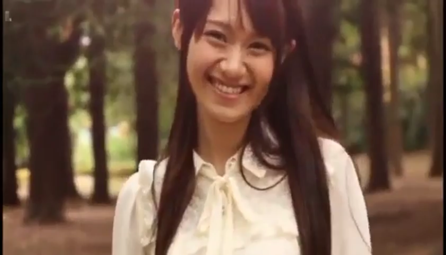 对视 · 半身像 · 正面站立 · 灿烂笑容 · 白色蕾丝衬衫 · 黑色长发 · 户外森林