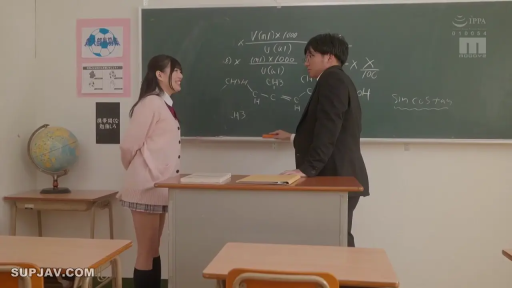 教室 · 微笑 · 长筒袜 · 粉笔 · 黑板上写着化学公式