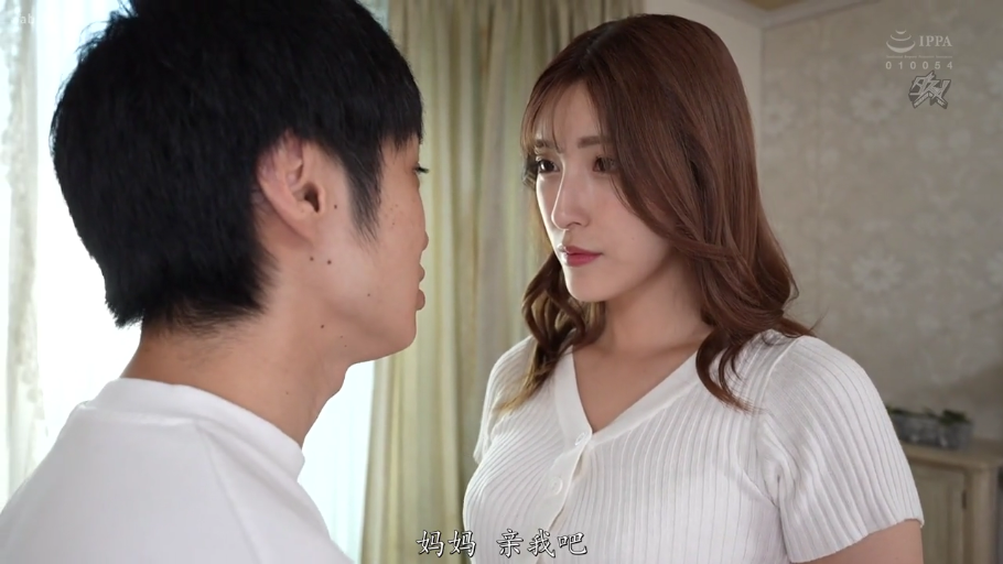 室内 · 严肃 · 半身特写 · 对视 · 面对面站立 · 乱伦题材 · 白色针织短袖