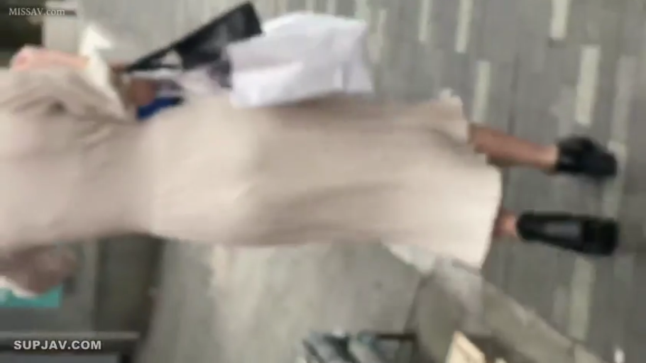 黑色平底鞋 · 晃动镜头 · 街头