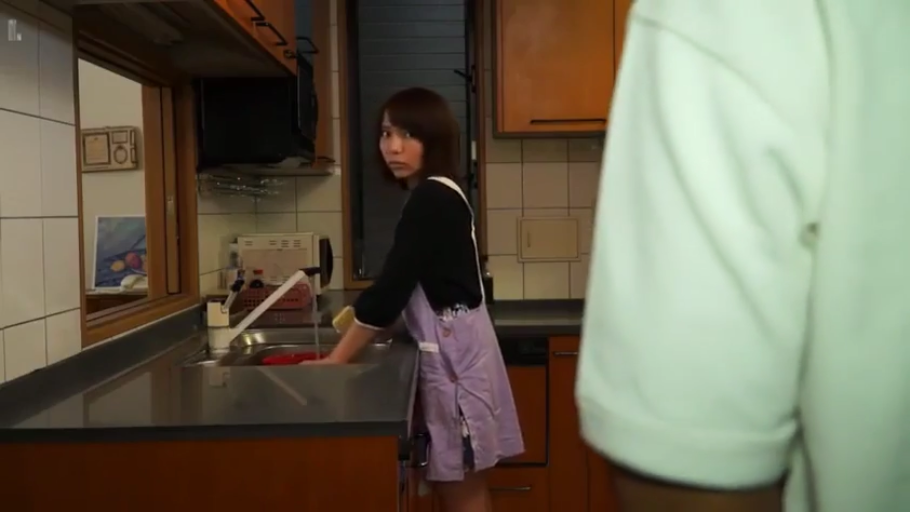 中景 · 居家 · 厨房 · 洗碗 · 水槽 · 围裙 · 疑惑 · 侧身回头