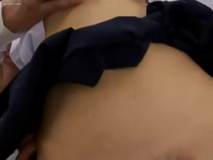 室内 · 深色百褶裙 · 裙下特写 · 露出内裤边缘