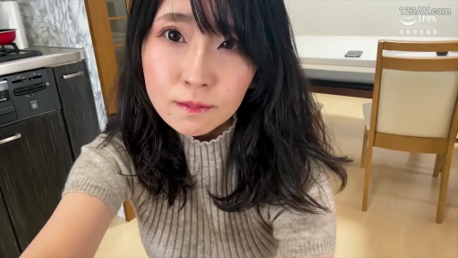 Bend over · 面部特写 · Eye contact · 居家厨房 · 灰色紧身针织衫