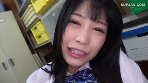 校服 · 脸部特写 · 储藏室 · 正面