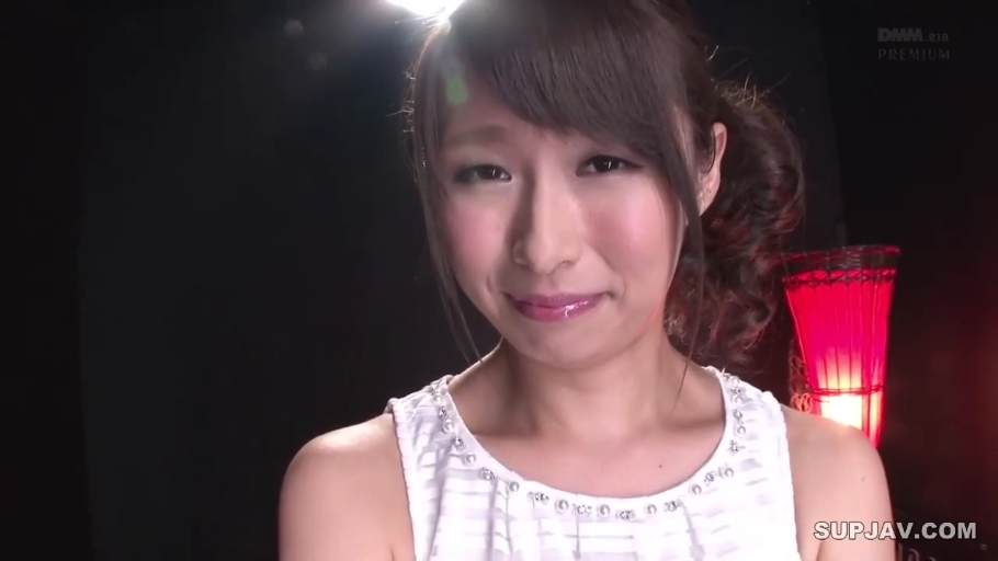 暗房 · 顔のクローズアップ · 白色无袖上衣 · 略显局促 · 背景灯光暗淡 · 红色灯饰