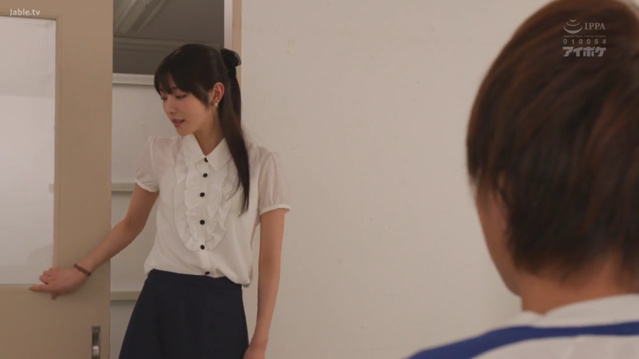 室内 · 中景 · 站姿 · 白色褶边衬衫