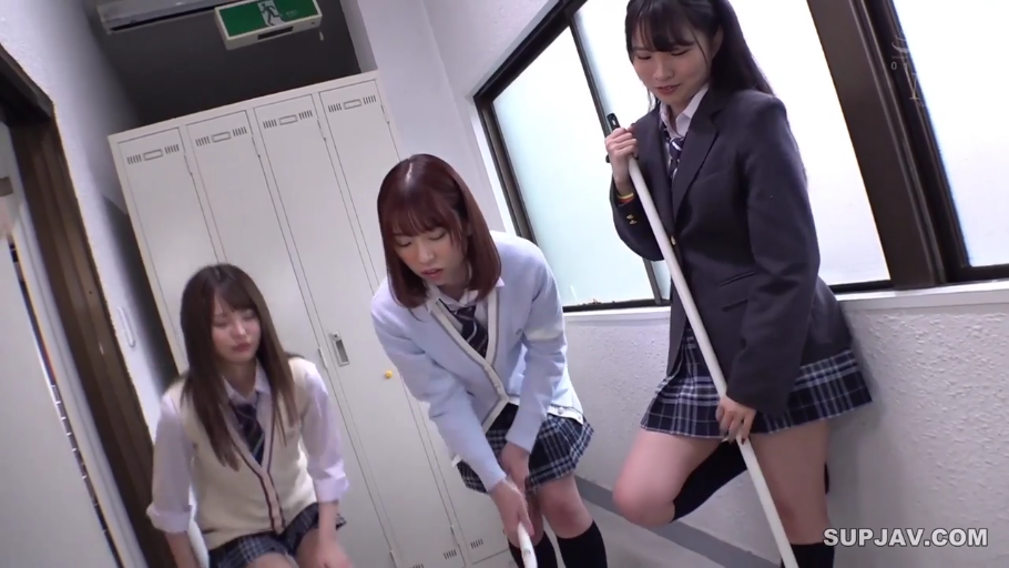 平静 · 长筒袜 · 学校走廊 · 制服 · 窗户