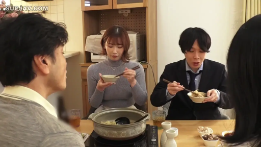 坐姿 · 自然 · 剧情 · 灰色高领毛衣 · 餐厅 · 用餐 · 碗筷