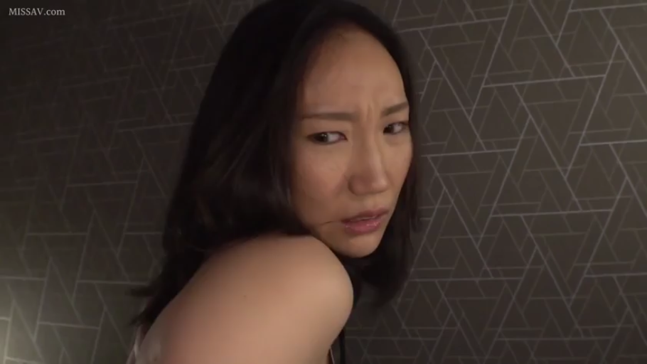 室内 · 脸部特写 · 吊带衫