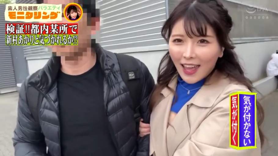 开朗笑容 · 户外街道 · 蓝色高领内搭 · 女性面部特写 · 电视节目图标 · 电视节目字幕