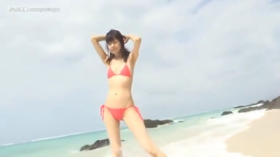 红色比基尼 · 海边