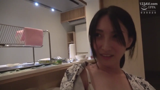 温柔 · 肩部特写 · 厨房 · 睡衣