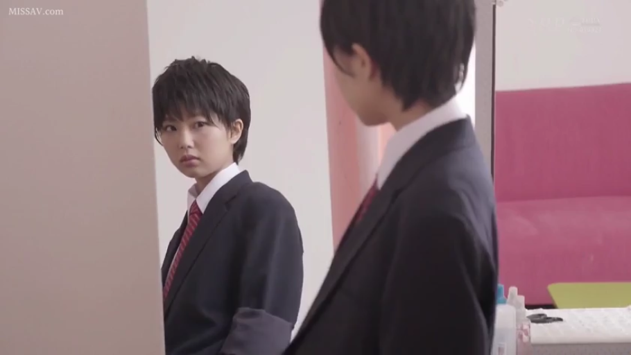 休息室 · 专注 · 侧面映照 · 红黑条纹领带 · 镜子 · 镜面反射