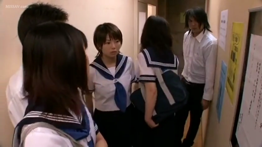 专注 · 深色短裙 · 室内光线 · 学校走廊 · 无 · 无 · 无