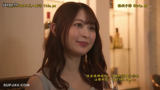 室内 · 坐姿 · 微笑 · 面部特写 · 酒杯 · 注视 · 长发 · 无袖上衣