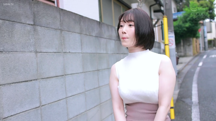 站姿 · 自然 · 大胸 · 侧头凝视 · 户外街道 · 半身像 · 白色无袖高领针织衫