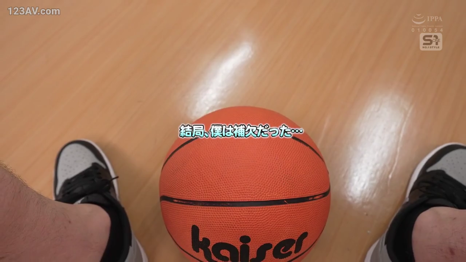 篮球 · 室内篮球场 · 运动鞋 · 篮球特写 · 日语字幕显示“最终我还是替补”