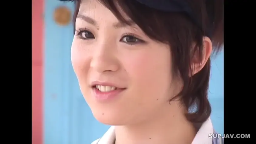 室内 · 面部特写 · 制服 · 注视 · 短发 · 正面 · 自然微笑 · 帽子